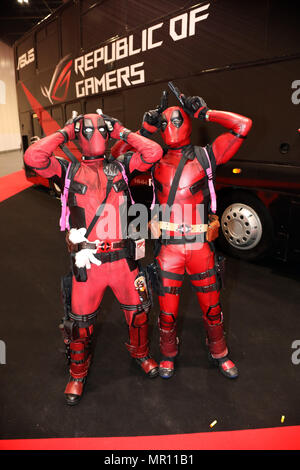 Teilnehmer gekleidet wie Deadpool am MCM Comic Con London Festival in Excel in London, England Credit: Paul Brown/Alamy leben Nachrichten Stockfoto