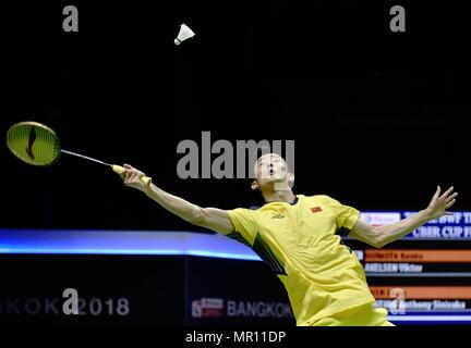 (180525) - Bangkok, 25. Mai 2018 (Xinhua) - Chen Lange von Team China schlägt zurück während der BWF Thomas Cup 2018 Halbfinale gegen Anthony Sinisuka Ginting von Indonesien in Bangkok, Thailand, am 25. Mai 2018. (Xinhua / Wang Shen) Stockfoto