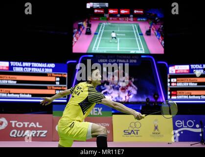(180525) - Bangkok, 25. Mai 2018 (Xinhua) - Chen Lange von Team China schlägt zurück während der BWF Thomas Cup 2018 Halbfinale gegen Anthony Sinisuka Ginting von Indonesien in Bangkok, Thailand, am 25. Mai 2018. (Xinhua / Wang Shen) Stockfoto