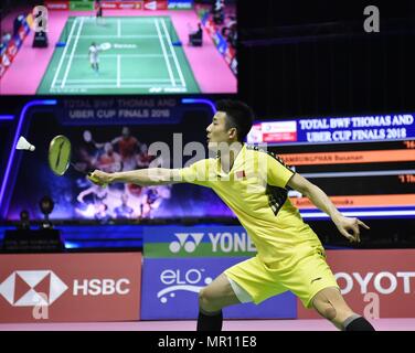 (180525) - Bangkok, 25. Mai 2018 (Xinhua) - Chen Lange von Team China schlägt zurück während der BWF Thomas Cup 2018 Halbfinale gegen Anthony Sinisuka Ginting von Indonesien in Bangkok, Thailand, am 25. Mai 2018. (Xinhua / Wang Shen) Stockfoto