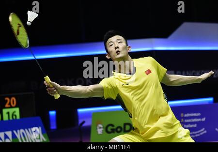 (180525) - Bangkok, 25. Mai 2018 (Xinhua) - Chen Lange von Team China schlägt zurück während der BWF Thomas Cup 2018 Halbfinale gegen Anthony Sinisuka Ginting von Indonesien in Bangkok, Thailand, am 25. Mai 2018. (Xinhua / Wang Shen) Stockfoto