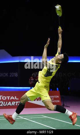 (180525) - Bangkok, 25. Mai 2018 (Xinhua) - Chen Lange von Team China schlägt zurück während der BWF Thomas Cup 2018 Halbfinale gegen Anthony Sinisuka Ginting von Indonesien in Bangkok, Thailand, am 25. Mai 2018. (Xinhua / Wang Shen) Stockfoto