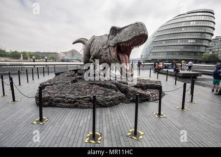 London, Großbritannien. 25. Mai 2018. Ein Modell der Tyrannosaurus Rex im London Bridge fördert 'Jurassic Welt: Gefallene Königreich" Film öffnen. Credit: Guy Corbishley/Alamy leben Nachrichten Stockfoto