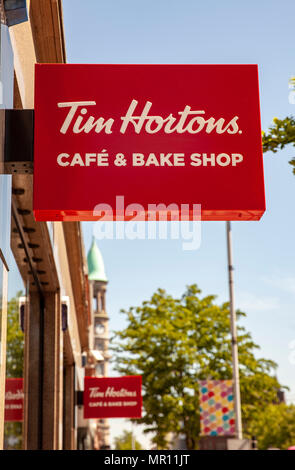 Fountain Street, Belfast, Nordirland. 25. Mai 2018. Lange Schlangen gebildet, wenn Mitglieder der Öffentlichkeit in Einklang erhielt den Kaffee und Donuts im neu eröffneten Kanadischen Donut und Kaffee Kette Tim Hortons zu versuchen. Es ist das erste Restaurant in Nordirland Foto: Sean Harkin/Alamy leben Nachrichten Stockfoto