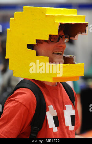 Ein cosplay Enthusiast verkleidet als Pac-Man aus dem video Spiel mit dem gleichen Namen am Eröffnungstag der MCM London Comic Con im ExCel Centre in East London, UK. Zehntausende cosplay Enthusiasten nahmen an der Show und mehr als 130.000 wird erwartet, dass sie durch die Türen bis zum Ende der dreitägigen Veranstaltung, die am Sonntag zu Ende gehen. Quelle: Michael Preston/Alamy leben Nachrichten Stockfoto