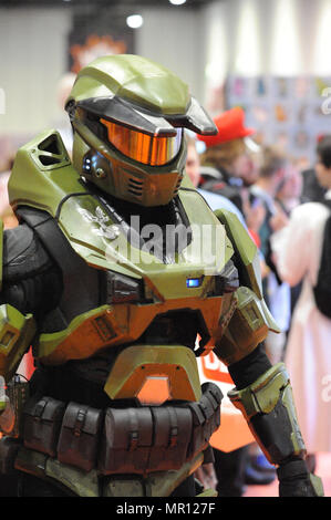 Ein cosplay Enthusiast verkleidet als Master Sergeant aus dem video Spiel, Halo, am Eröffnungstag der MCM London Comic Con im ExCel Centre in East London, UK. Zehntausende cosplay Enthusiasten nahmen an der Show und mehr als 130.000 wird erwartet, dass sie durch die Türen bis zum Ende der dreitägigen Veranstaltung, die am Sonntag zu Ende gehen. Quelle: Michael Preston/Alamy leben Nachrichten Stockfoto