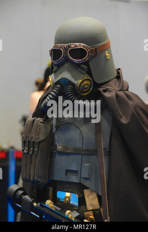Ein Stormtrooper Kostüm in einem Steampunk Stil am MCM London Comic Con die heute im ExCel Centre in East London, UK geöffnet. Zehntausende cosplay Enthusiasten nahmen an der Show und mehr als 130.000 wird erwartet, dass sie durch die Türen bis zum Ende der dreitägigen Veranstaltung, die am Sonntag zu Ende gehen. Quelle: Michael Preston/Alamy leben Nachrichten Stockfoto