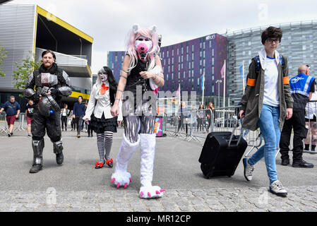 London, Großbritannien. 25. Mai 2018. Cosplayer besuchen MCM Comic Con bei Excel im Osten von London. Tausende von Fans der Videospiele, Comics und andere populäre Kultur nutzen Sie die Gelegenheit, Ihre Lieblingsfiguren zu kleiden, wie Sie die öffnung Tag des dreitägigen Festivals teilnehmen. Credit: Stephen Chung/Alamy leben Nachrichten Stockfoto