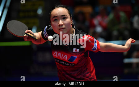 Hongkong, China. 25 Mai, 2018. Ito Mima von Japan dient zur Lee Ho Ching von Hongkong, China während der Frauen singles Umlauf von 16 auf 2018 ITTF World Tour Hong Kong in Hong Kong, South China, am 25. Mai 2018. Credit: Lui Siu Wai/Xinhua/Alamy leben Nachrichten Stockfoto