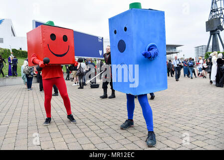 London, Großbritannien. 25. Mai 2018. Cosplayer besuchen MCM Comic Con bei Excel im Osten von London. Tausende von Fans der Videospiele, Comics und andere populäre Kultur nutzen Sie die Gelegenheit, Ihre Lieblingsfiguren zu kleiden, wie Sie die öffnung Tag des dreitägigen Festivals teilnehmen. Credit: Stephen Chung/Alamy leben Nachrichten Stockfoto