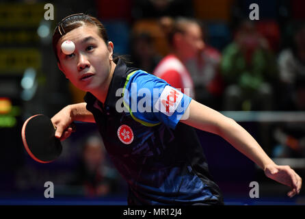 Hongkong, China. 25 Mai, 2018. Lee Ho Ching von Hongkong, China dient der Ito Mima von Japan während der Frauen singles Umlauf von 16 auf 2018 ITTF World Tour Hong Kong in Hong Kong, South China, am 25. Mai 2018. Credit: Lui Siu Wai/Xinhua/Alamy leben Nachrichten Stockfoto