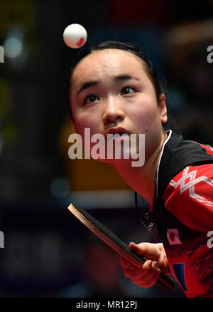 Hongkong, China. 25 Mai, 2018. Ito Mima von Japan dient zur Lee Ho Ching von Hongkong, China während der Frauen singles Umlauf von 16 auf 2018 ITTF World Tour Hong Kong in Hong Kong, South China, am 25. Mai 2018. Credit: Lui Siu Wai/Xinhua/Alamy leben Nachrichten Stockfoto