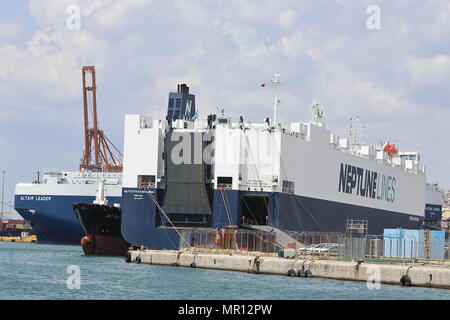 Der Hafen von Piräus. 25 Mai, 2018. Foto am 25 Mai, 2018 zeigt Frachtschiffe am Hafen von Piräus, Griechenland. Griechischer Reedereien bleibt Ein weltweit führender Anbieter im Jahr 2018, die 20 Prozent der weltweiten Flotte in Tonnen Tragfähigkeit (DWT), laut dem Jahresbericht 2017-2018 der Union der griechischen Schiffseigner am Donnerstag frei. Quelle: Chris Kissadjekian/Xinhua/Alamy leben Nachrichten Stockfoto
