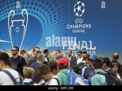 Kiew, Ukraine. 25 Mai, 2018. Ein Blick auf die UEFA Champions League Fan Zone, Kiew, Ukraine, 25. Mai 2018. Real Madrid ist der FC Liverpool in der Champions League Finale bei den NSC Olimpiyskiy Stadion am 26. Mai 2018. Credit: Serg Glovny/ZUMA Draht/Alamy leben Nachrichten Stockfoto