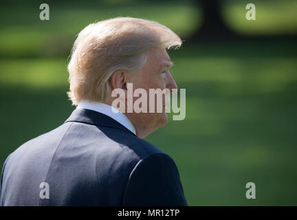 Washington, USA. 25. Mai 2018. Präsidenten der Vereinigten Staaten Donald J. Trumpf fährt das Weiße Haus in Washington, DC in der United States Naval Academy Staffelung zu beteiligen und Inbetriebnahme Zeremonie in Annapolis, MD, 25. Mai 2018. Quelle: Chris Kleponis/CNP/MediaPunch Credit: MediaPunch Inc/Alamy leben Nachrichten Stockfoto