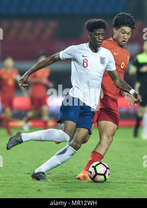 (180525) - CHENGDU, 25. Mai 2018 (Xinhua) - Joanthan Panzo (L) von England Mias mit Guo Tianyu von China während Panda Cup International Jugend Fußball Turnier 2018 Match zwischen England U19 und U19 in China Chengdu, Provinz Sichuan im Südwesten Chinas, 25. Mai 2018. (Xinhua / Xue Yubin) Stockfoto