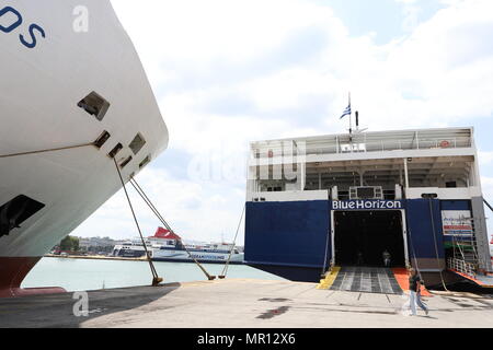 Der Hafen von Piräus, Griechenland. 25 Mai, 2018. Ein Mann hinter einer Fähre am Hafen von Piräus, Griechenland, am 25. Mai 2018. Griechischer Reedereien bleibt Ein weltweit führender Anbieter im Jahr 2018, die 20 Prozent der weltweiten Flotte in Tonnen Tragfähigkeit (DWT), laut dem Jahresbericht 2017-2018 der Union der griechischen Schiffseigner am Donnerstag frei. Quelle: Chris Kissadjekian/Xinhua/Alamy leben Nachrichten Stockfoto