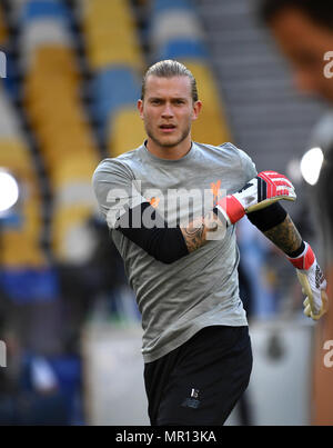 25. Mai 2018, in der Ukraine, Kiew: Fußball, FC Liverpool Training: Goalie Loris Karius Erwärmung während der Ausbildung an der Olimpiyskiy National Sports Complex. Real Madrid und FC Liverpool sind zu erfüllen, in der Champions League Finale am Samstag. Foto: Ina Faßbender/dpa Quelle: dpa Picture alliance/Alamy leben Nachrichten Stockfoto