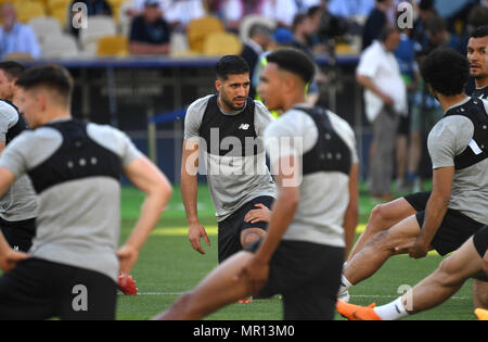 25. Mai 2018, in der Ukraine, Kiew: Fußball, fC Liverpool Training: Emre kann (c) Erwärmung während der Ausbildung an der Olimpiyskiy National Sports Complex. Real Madrid und FC Liverpool sind zu erfüllen, in der Champions League Finale am Samstag. Foto: Ina Faßbender/dpa Quelle: dpa Picture alliance/Alamy leben Nachrichten Stockfoto