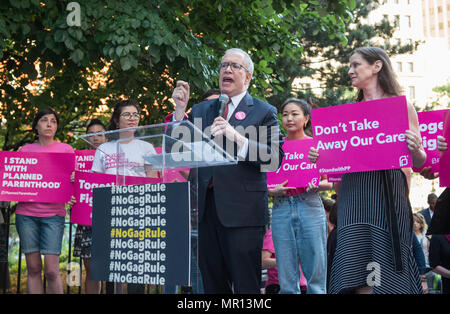 New York, USA. 24. Mai 2018. New York City Comptroller Scott Strigner spricht auf Titel X (Titel 10) Gag Rule Rally in New York City, durch geplante Elternschaft von New York City am 24. Mai 2018 veranstaltet, reagiert der Versuch der Präsident Trump Medicaid und Bundesmittel zu medizinischen Dienstleistern, die die volle rechtliche, medizinische Informationen für Patienten wünschen oder benötigen, die Abtreibung zu verbieten. Credit: Brigette Supernova/Alamy leben Nachrichten Stockfoto