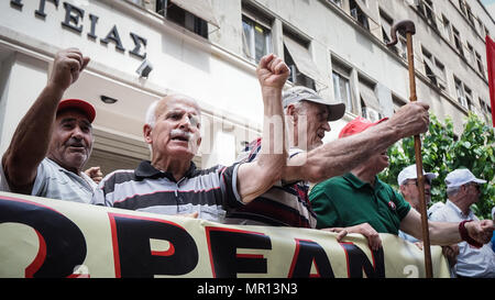 Athen, Griechenland. 25 Mai, 2018. Demonstrant gesehen Parolen während der Demonstration. Rentner protestieren außerhalb des Gesundheitsministeriums in Athen, wie sie die Nachfrage in Schnitten und kostenlose Gesundheitsversorgung für alle Rentner zu beenden. Credit: Ioannis Alexopoulos/SOPA Images/ZUMA Draht/Alamy leben Nachrichten Stockfoto