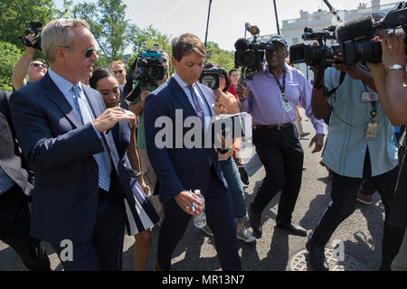 Washington, Vereinigte Staaten von Amerika. 25 Mai, 2018. Weiße Haus der Stellvertretende Pressesekretär Hogan Gidley spricht mit den Medien außerhalb des Weißen Hauses in Washington, DC, 25. Mai 2018. Quelle: Chris Kleponis/CNP | Verwendung der weltweiten Kredit: dpa/Alamy leben Nachrichten Stockfoto