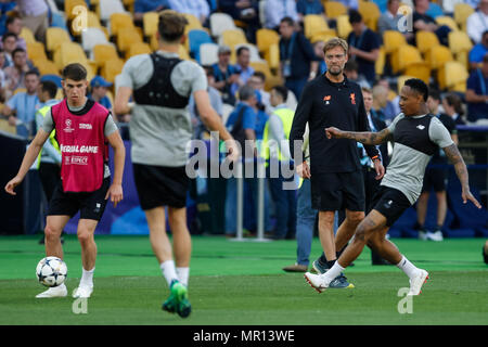 Kiew, Ukraine. 25. Mai 2018. Liverpool Manager Jürgen Klopp Uhren auf während Liverpool training, vor dem Finale der UEFA Champions League Spiel zwischen Real Madrid und Liverpool, bei olimpiyskiy National Sports Complex Mai in Kiew, Ukraine 25 2018. Credit: PHC Images/Alamy leben Nachrichten Stockfoto