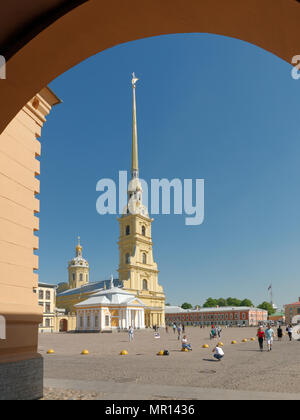 St. Petersburg, Russland, 25. Mai 2018. Kinder machen Fotos mit einem Schauspieler in Bild von Peter dem Großen an der St. Peter und Paul Kathedrale in den ersten Tag der Sommerferien Stockfoto