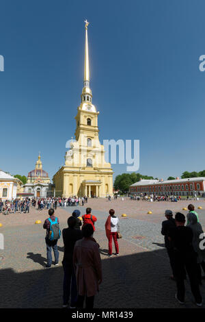 St. Petersburg, Russland, 25. Mai 2018. Kinder machen Fotos mit einem Schauspieler in Bild von Peter dem Großen an der St. Peter und Paul Kathedrale in den ersten Tag der Sommerferien Stockfoto