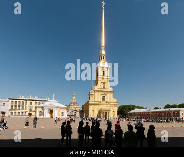 St. Petersburg, Russland, 25. Mai 2018. Kinder machen Fotos mit einem Schauspieler in Bild von Peter dem Großen an der St. Peter und Paul Kathedrale in den ersten Tag der Sommerferien Stockfoto