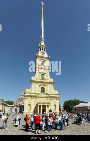 St. Petersburg, Russland, 25. Mai 2018. Kinder machen Fotos mit einem Schauspieler in Bild von Peter dem Großen an der St. Peter und Paul Kathedrale in den ersten Tag der Sommerferien Stockfoto