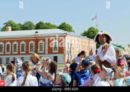 St. Petersburg, Russland, 25. Mai 2018. Kinder machen Fotos mit einem Schauspieler in Bild von Peter dem Großen an der St. Peter und Paul Kathedrale in den ersten Tag der Sommerferien Stockfoto
