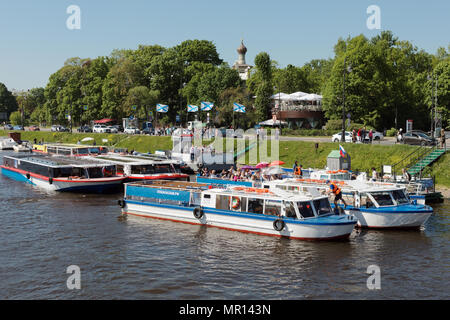 St. Petersburg, Russland, 25. Mai 2018. Menschen auf Tour Boote bei Zayachy Insel in den ersten Tag der Sommerferien. Bootstouren ist eine beliebte Freizeitbeschäftigung für Einheimische und Touristen, Kinder und Erwachsene Stockfoto