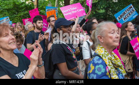 New York, USA. 24. Mai 2018. Titel X (Titel 10) Gag Rule Rally in New York City, durch geplante Elternschaft von New York City am 24. Mai 2018 veranstaltet, reagiert der Versuch der Präsident Trump Medicaid und Bundesmittel zu medizinischen Dienstleistern, die die volle rechtliche, medizinische Informationen für Patienten wünschen oder benötigen, die Abtreibung zu verbieten. Credit: Brigette Supernova/Alamy leben Nachrichten Stockfoto