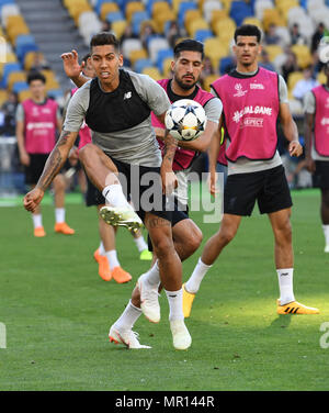 25. Mai 2018, in der Ukraine, Kiew: Fußball, FC Liverpool Training: Roberto Firmino und Emre kann (c) wetteifern um die Kugel während der Ausbildung an der Olimpiyskiy National Sports Complex. Real Madrid und FC Liverpool sind zu erfüllen, in der Champions League Finale am Samstag. Foto: Ina Faßbender/dpa Quelle: dpa Picture alliance/Alamy leben Nachrichten Stockfoto