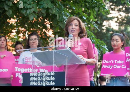 Lieutenant Governor von New York Kathy Hochul spricht auf Titel X (Titel 10) Gag Rule Rally in New York City, durch geplante Elternschaft von New York City am 24. Mai 2018 veranstaltet, reagiert der Versuch der Präsident Trump Medicaid und Bundesmittel zu medizinischen Dienstleistern, die die volle rechtliche, medizinische Informationen für Patienten wünschen oder benötigen, die Abtreibung zu verbieten. Stockfoto