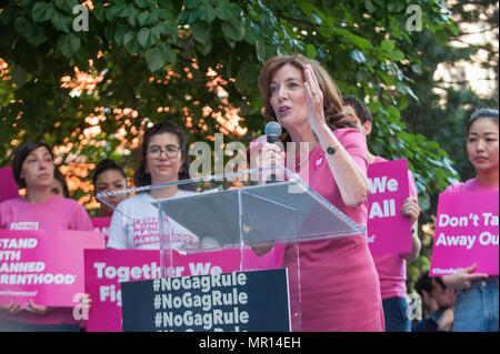 Lieutenant Governor von New York Kathy Hochul spricht auf Titel X (Titel 10) Gag Rule Rally in New York City, durch geplante Elternschaft von New York City am 24. Mai 2018 veranstaltet, reagiert der Versuch der Präsident Trump Medicaid und Bundesmittel zu medizinischen Dienstleistern, die die volle rechtliche, medizinische Informationen für Patienten wünschen oder benötigen, die Abtreibung zu verbieten. Stockfoto