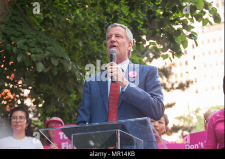 New York City Bürgermeister Bill DeBlasio spricht auf Titel X (Titel 10) Gag Rule Rally in New York City, durch geplante Elternschaft von New York City am 24. Mai 2018 veranstaltet, reagiert der Versuch der Präsident Trump Medicaid und Bundesmittel zu medizinischen Dienstleistern, die die volle rechtliche, medizinische Informationen für Patienten wünschen oder benötigen, die Abtreibung zu verbieten. Stockfoto