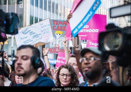 Geplante Elternschaft Unterstützer mit Schildern an einer geplanten Elternschaft Anhänger mit Zeichen an einem Titel X (Titel 10) Gag Rule Rally in New York City, bewirtet durch geplante Elternschaft von New York City am 24. Mai 2018 Reaktion der Versuch der Präsident Trump Medicaid und Bundesmittel zu medizinischen Dienstleistern, die die volle rechtliche, medizinische Informationen für Patienten wünschen oder benötigen, die Abtreibung zu verbieten. Stockfoto