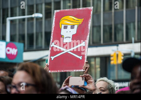 Anhänger mit Protest Zeichen in Titel X (Titel 10) Gag Rule Rally in New York City, bewirtet durch geplante Elternschaft von New York City am 24. Mai 2018 Reaktion der Versuch der Präsident Trump Medicaid und Bundesmittel zu medizinischen Dienstleistern, die die volle rechtliche, medizinische Informationen für Patienten wünschen oder benötigen, die Abtreibung zu verbieten. Stockfoto