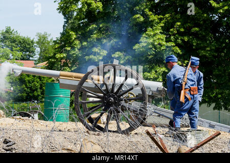 La Valbonne, Frankreich, 25. Mai 2018: Eine 75 mm Französische Gewehr Modell 1897 ist Geputtet in Aktion in Aktion Geputtet als Teil einer Wiederinkraftsetzung des Ersten Weltkrieges action, anlässlich einer historischen Nachzählung der Französische Artillerie, bei La Valbonne militärischen Lager hielt (Ain, Zentral-ost-Frankreich) Anlässlich der Afrika Artillerie Tag. Stockfoto