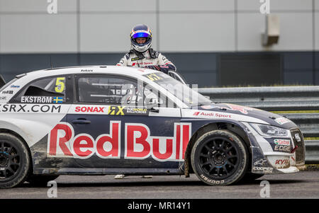 Silverstone Circuit, Towcester, UK. 25 Mai, 2018. Cooper reifen Welt RX von Großbritannien, die SpeedMachine Festival; Mattias Ekström (SWE) Neben dem Audi S1 EKS-RX Quattro für Team EKS Audi Sport in der Box während der Welt Rallycross Meisterschaft Training Credit: Aktion plus Sport/Alamy leben Nachrichten Stockfoto