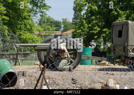 La Valbonne, Frankreich, 25. Mai 2018: Eine 75 mm Französische Gewehr geändert 1938, und die dazugehörige Fahrzeuge - hier abgebildet, ein Dodge - sind in Aktion Geputtet als Teil einer Wiederinkraftsetzung der Kampagne von Tunesien (1943), anlässlich einer historischen Nachzählung der Französische Artillerie, bei La Valbonne militärischen Lager hielt (Ain, Zentral-ost-Frankreich) Anlässlich der Afrika Artillerie Tag. Credit: Serge Mouraret/Alamy leben Nachrichten Stockfoto