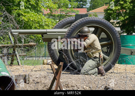 La Valbonne, Frankreich, 25. Mai 2018: Eine 75 mm Französische Gewehr geändert 1938, und die dazugehörige Fahrzeuge sind in Aktion Geputtet als Teil einer Wiederinkraftsetzung der Kampagne von Tunesien (1943), anlässlich einer historischen Nachzählung der Französische Artillerie, bei La Valbonne militärischen Lager hielt (Ain, Zentral-ost-Frankreich) Anlässlich der Afrika Artillerie Tag. Credit: Serge Mouraret/Alamy leben Nachrichten Stockfoto