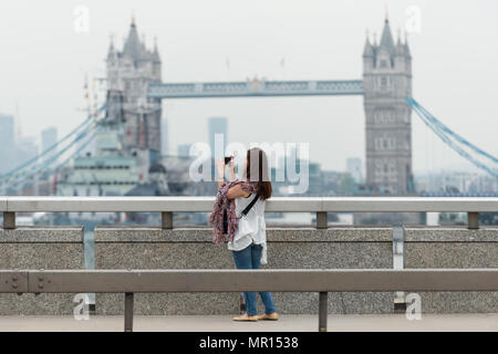 London, Großbritannien. 25. Mai 2018. Ein Tourist macht ein Foto von der London Bridge und der Tower Bridge im Hintergrund. Credit: Guy Corbishley/Alamy leben Nachrichten Stockfoto