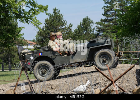 La Valbonne, Frankreich, 25. Mai 2018: Eine amerikanische 105-mm-Kanone Modell 105 HM2, sowie die begleitenden Fahrzeugen - hier abgebildet, ein Jeep - sind in Aktion Geputtet als Teil einer Wiederinkraftsetzung der Kampagne von Italien (1943), anlässlich einer historischen Nachzählung der Französische Artillerie, bei La Valbonne militärischen Lager hielt (Ain, Zentral-ost-Frankreich) Anlässlich der Afrika Artillerie Tag. Credit: Serge Mouraret/Alamy leben Nachrichten Stockfoto