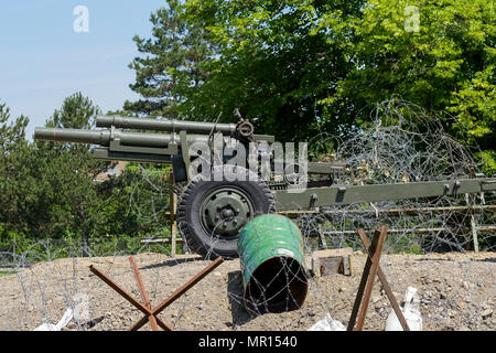 La Valbonne, Frankreich, 25. Mai 2018: Eine amerikanische 105-mm-Kanone Modell 105 HM2, und die zugehörigen Fahrzeuge in Aktion Geputtet als Teil einer Wiederinkraftsetzung der Kampagne von Italien (1943), anlässlich einer historischen Nachzählung der Französische Artillerie, bei La Valbonne militärischen Lager hielt (Ain, Zentral-ost-Frankreich) Anlässlich der Afrika Artillerie Tag. Credit: Serge Mouraret/Alamy leben Nachrichten Stockfoto