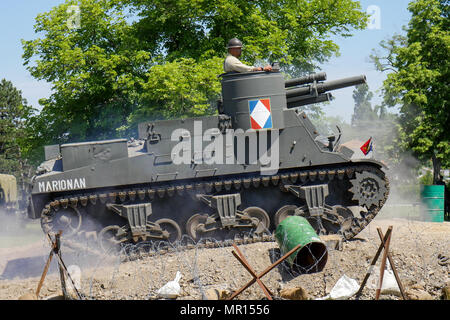 La Valbonne, Frankreich, 25. Mai 2018: Eine M7 Priester selbst-gun in Aktion und der begleitenden Fahrzeuge angetrieben werden in Aktion Geputtet als Teil einer Wiederinkraftsetzung der Kampagne von Frankreich (1944), anlässlich einer historischen Nachzählung der Französische Artillerie, bei La Valbonne militärischen Lager hielt (Ain, Zentral-ost-Frankreich) Anlässlich der Afrika Artillerie Tag. Credit: Serge Mouraret/Alamy leben Nachrichten Stockfoto