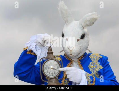 ExCel, London, 25. Mai 2018. Ein Album wie das weiße Kaninchen aus Alice im Wunderland. Cosplayer, Comic, Superhelden und kostümierte Besucher kommen zusammen für MCM Comicon Londons öffnung Tag 2018, ExCel Exhibition Centre 25. bis 27. Mai läuft. Credit: Imageplotter Nachrichten und Sport/Alamy leben Nachrichten Stockfoto