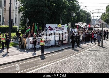 München, Bayern, Deutschland. 25 Mai, 2018. Einen Tag nach über 500 an das Bayerische Innenministerium zusammengestellt, die Protest gegen BavariaÃ¢â'¬â"¢s Polizeiaufgabengesetz (PAG, Polizei Zuordnung Gesetze), Hunderte wieder versammelt, um an der München Giesing Bahnhof die Proteste fortzusetzen. Die Gruppe marschierte über 5 km in Richtung Landtag. Die PAG tritt in Kraft Heute und Kritiker glauben, es wird eine Gefahr für die Privatsphäre, die Freiheit, Pressefreiheit, und medizinische Recht auf Privatsphäre. Die CSU, die behauptet, dass die Gesetze, die die Demokratie stärken und Leben retten, verwendet ihre absolute Mehrheit im Landtag durch C zu drücken Stockfoto